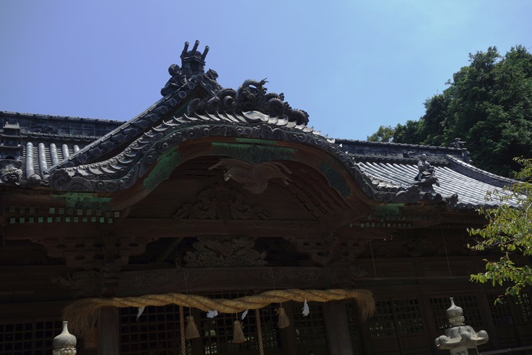 早吸日女神社拝殿の華麗な屋根瓦