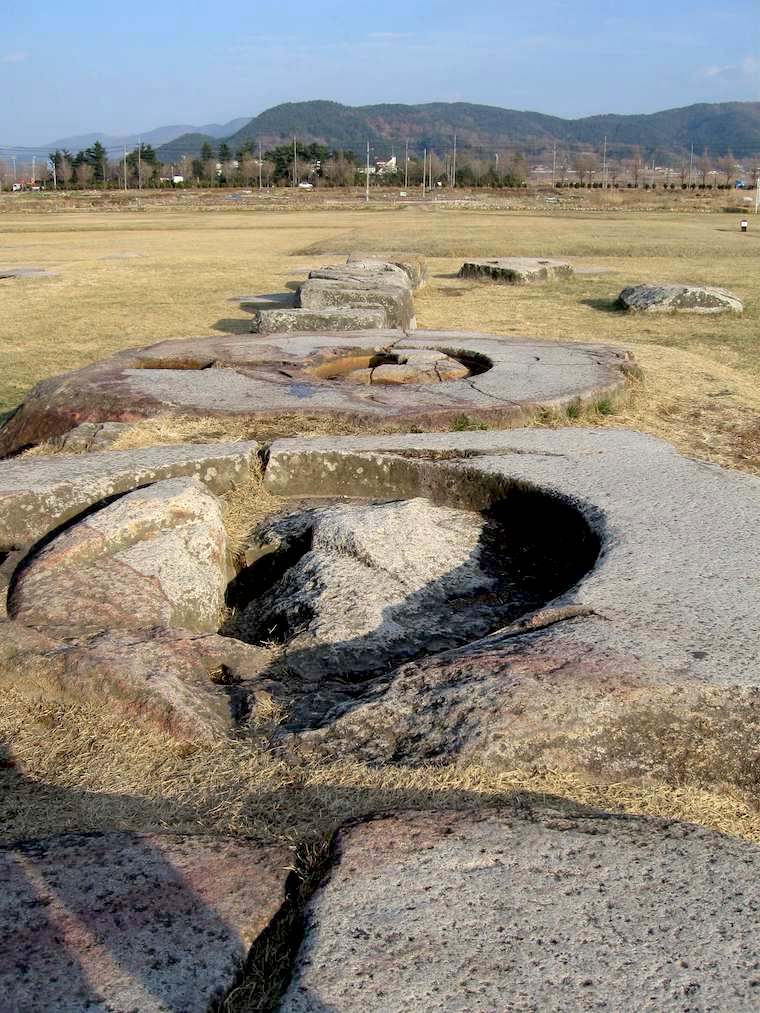 皇龍寺跡に残る巨大な礎石。韓国慶州にて