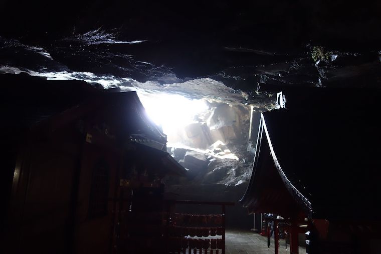 鵜戸神宮本殿、洞窟の奥から外の明かりを見る