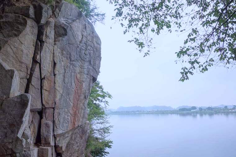 南漢江の岸の崖面、倉洞里磨崖仏。川面に面する絶景