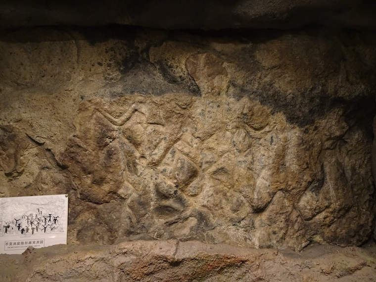 小樽手宮洞窟のペトログリフ。博物館の実寸レプリカ