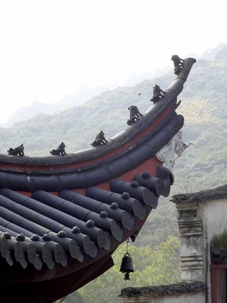 天竜寺の屋根に並ぶ神獣たち。山寺の趣き
