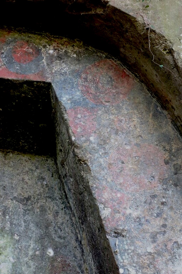 横穴墓入り口の彫刻と赤い彩色