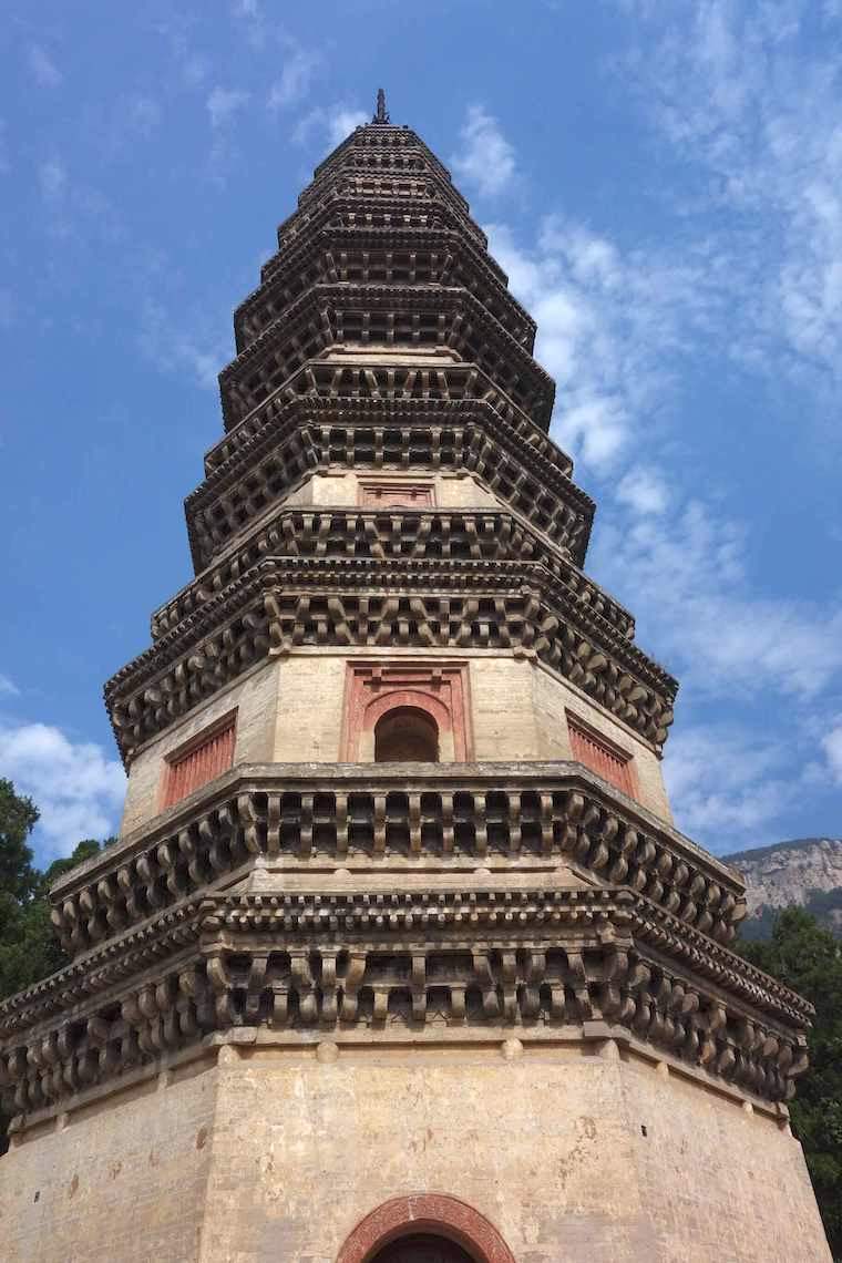 霊岩寺の辟支塔（パゴダ）は九層の楼閣式で華やか