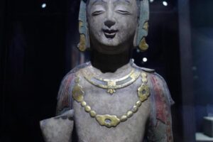 貼金彩絵石雕菩薩立像。中国山東省の青州博物館にて