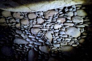 大きな石の間に棒状の石で埋めて美しい壁面。他に見ない珍しい造形