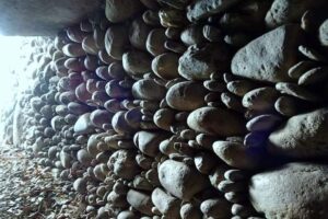 伊勢塚古墳の石室側壁は石を積み重ねた独特の構造