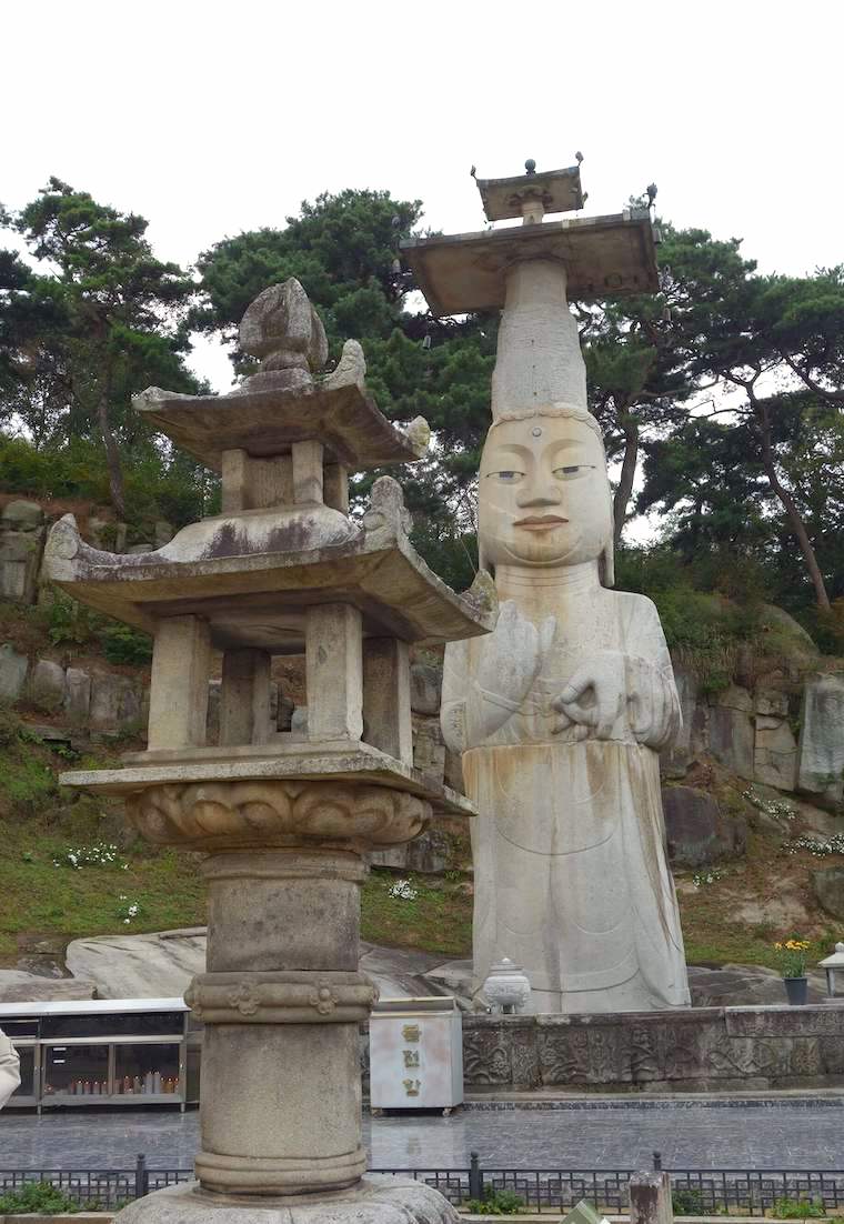 灌燭寺　石造弥勒菩薩立像