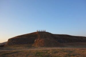 瓠蘆古塁（ほろこるい）。韓国の古代三国時代の高句麗の要塞。夕陽で赤く染まり美しい