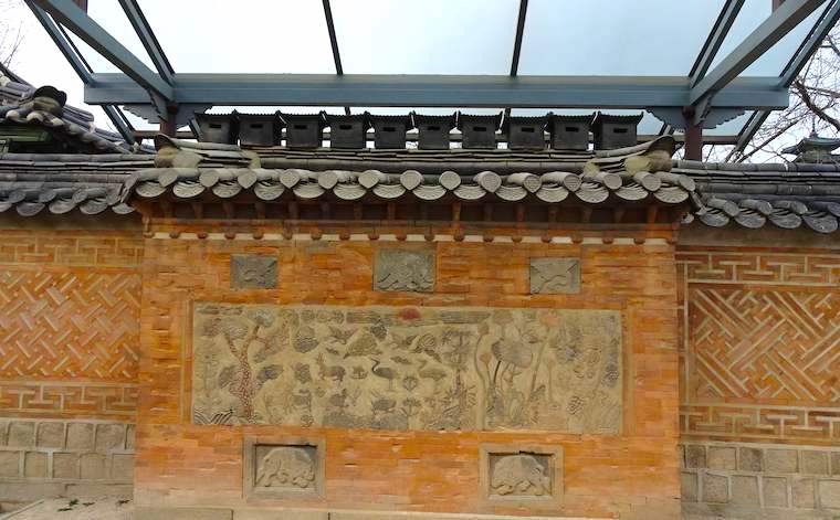 景福宮のオンドル煙突は華やかな装飾。神獣ブルサガリ