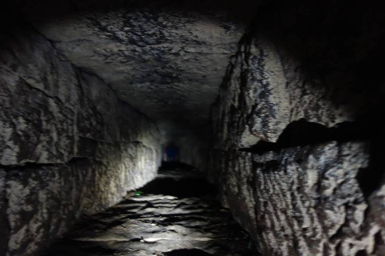 隧道遺構トンカラリン　暗渠の石組みは切石や整形がなされていた