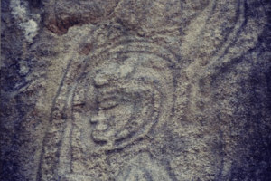 塔谷磨崖仏群に彫像の中には西方の人物や信仰と思しき姿もある