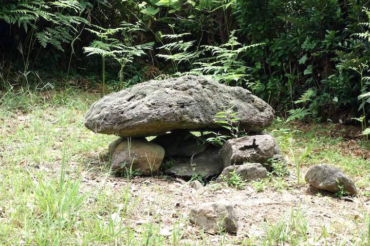 長崎県の原山支石墓。日本のごく初期のもの